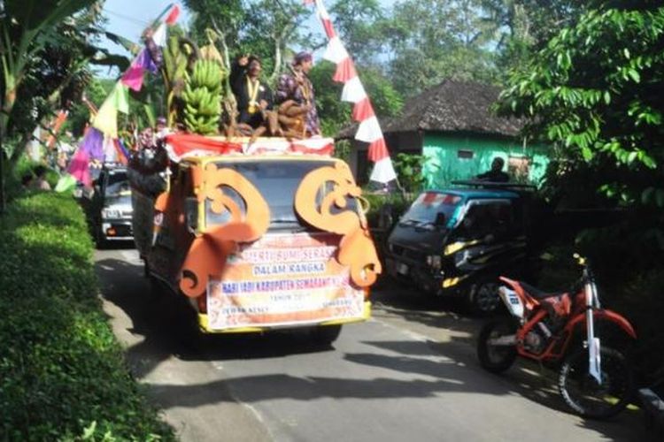 Estafet gunungan Merti Bumi Serasi Sengkuyung Gotong Royong dalam rangka HUT ke-496 Kabupaten Semarang berangkat dari Dusun Karang Kepoh, Desa Kaliwungu, Kecamatan Kaliwungu, Kabupaten Semarang, Jawa Tengah, Senin (13/3/2017). Estafet gunungan ini akan melewati 33 desa di 10 kecamatan hingga berakhir di pusat pemerintahan Kabupaten Semarang di Ungaran pada 15 Maret 2017.