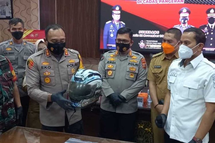 Kepala Bidang Humas Polda Jabar Kombes Polisi Erdi Adrimulan Chaniago bersama kapolres Sumedang menunjukkan sejumlah barang bukti kasus Yana Cadas Pangeran di Mapolres Sumedang, Senin (22/11/2021).