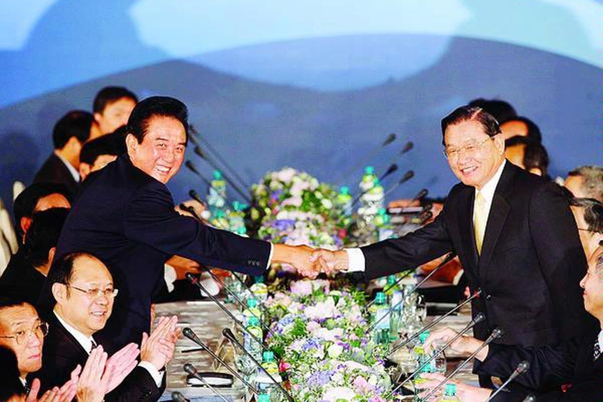 Perunding Taiwan, Chiang Pin-kung (kanan), berjabatan tangan dengan perunding China, Chen Yunlin (kiri), saat memulai pembicaraan di Grand Hotel, Taipei, Taiwan, Selasa (4/11). Taiwan dan China mencapai kesepakatan soal kerja sama ekonomi.  