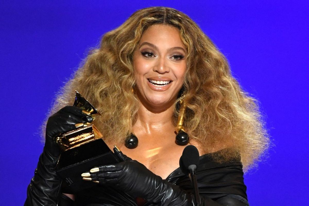 Beyoncé menerima trofi Best R&B Performance untuk lagu Black Parade pada 63rd Annual GRAMMY Awards di  Los Angeles Convention Center, Los Angeles, California, pada 14 Maret 2021. 