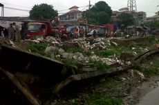 Tanggul Tanah Abang Penuh Puing, Warga Khawatir Banjir