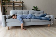 6 Kebiasaan Buruk yang Bikin Sofa Cepat Rusak