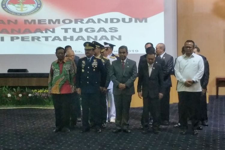 Lima petinggi Partai Gerindra menghadiri prosesi serah terima jabatan (setijab) Menteri Pertahanan dari pejabat sebelumnya Ryamizard Ryacudu kepada Prabowo Subianto.  Proses sertijab dilaksanakan di Gedung AH. Nasution, Kementerian Pertahanan, Jakarta Pusat, Kamis (24/10/2019).