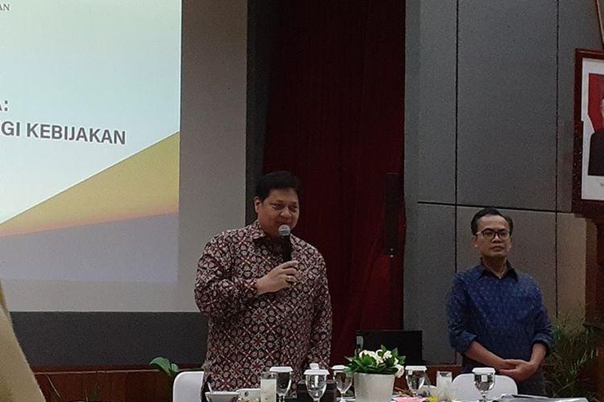 Menteri Koordinator Bidang Perekonomian (Menko Perekonomian) Airlangga Hartarto berbincang-bincang bersama rekan mendia membahas refleksi ekonomi dan kebijakan pemerintah pada 2020 di Jakarta, Jumat (20/12/2019).
