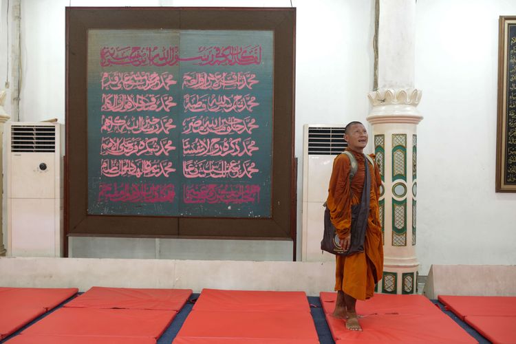 Biksu tiba di Kanzus Sholawat milik Habib Luthfi bin Yahya di Pekalongan, Jawa Tengah dalam rangkaian perjalanan ritual thudong, Kamis (25/5/2023). Sebanyak 32 biksu jalan kaki dari Thailand menuju Candi Borobudur untuk meyambut Hari Raya Waisak.
