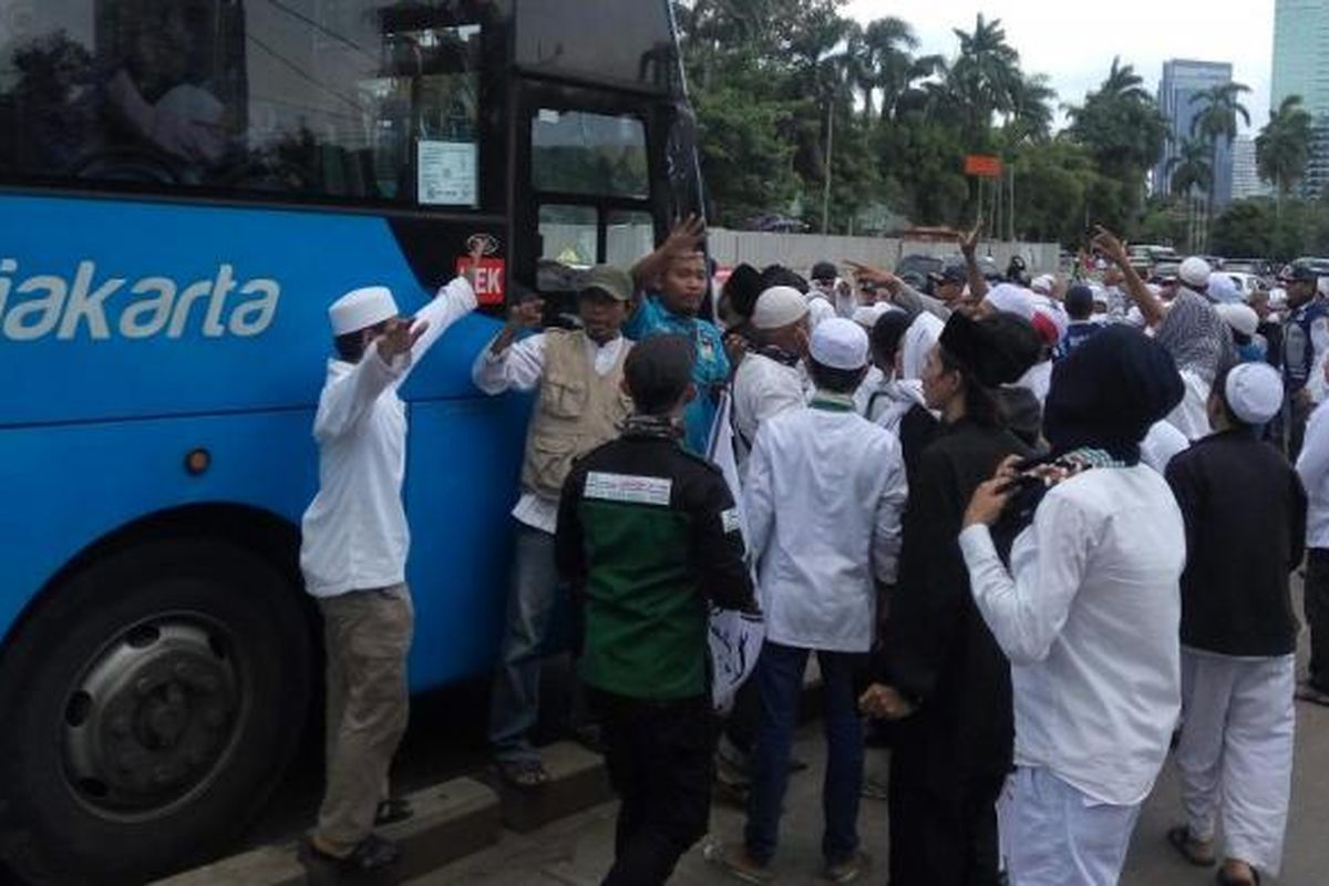 Massa dari Front Pembela Islam yang geram dengan bus Transjakarta yang menabrak seorang pria di depan Mapolda Metro Jaya, Jalan Jenderal Sudirman, Jakarta Selatan, Senin (23/1/2017).