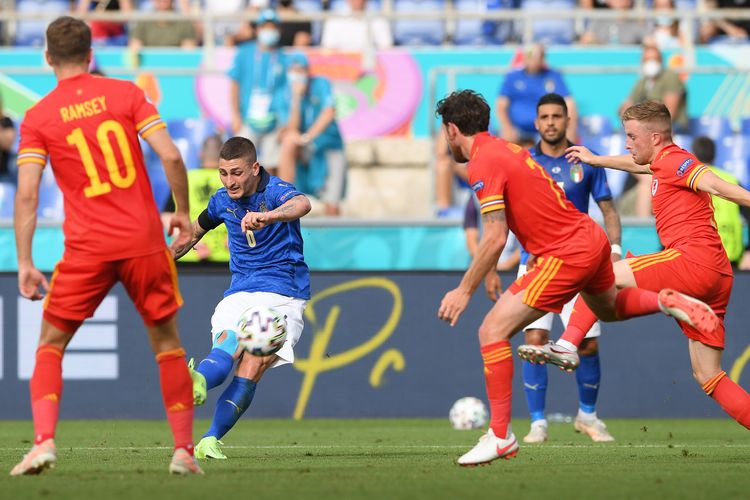 ROMA, ITALIA - 20 JUNI: Gelandang Italia, Marco Verratti, melepas tembakan dalam laga Grup A Euro 2020 kontra Wales di Stadion Olimpico pada 20 Juni 2021.