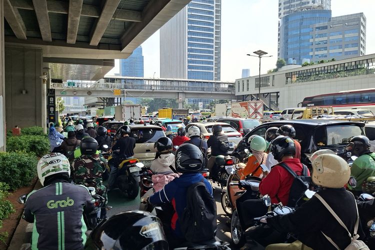Jalan Tendean Arah Blok M Ditutup Imbas JPO Dibongkar, Macet 4 Km hingga Stasiun Cikoko