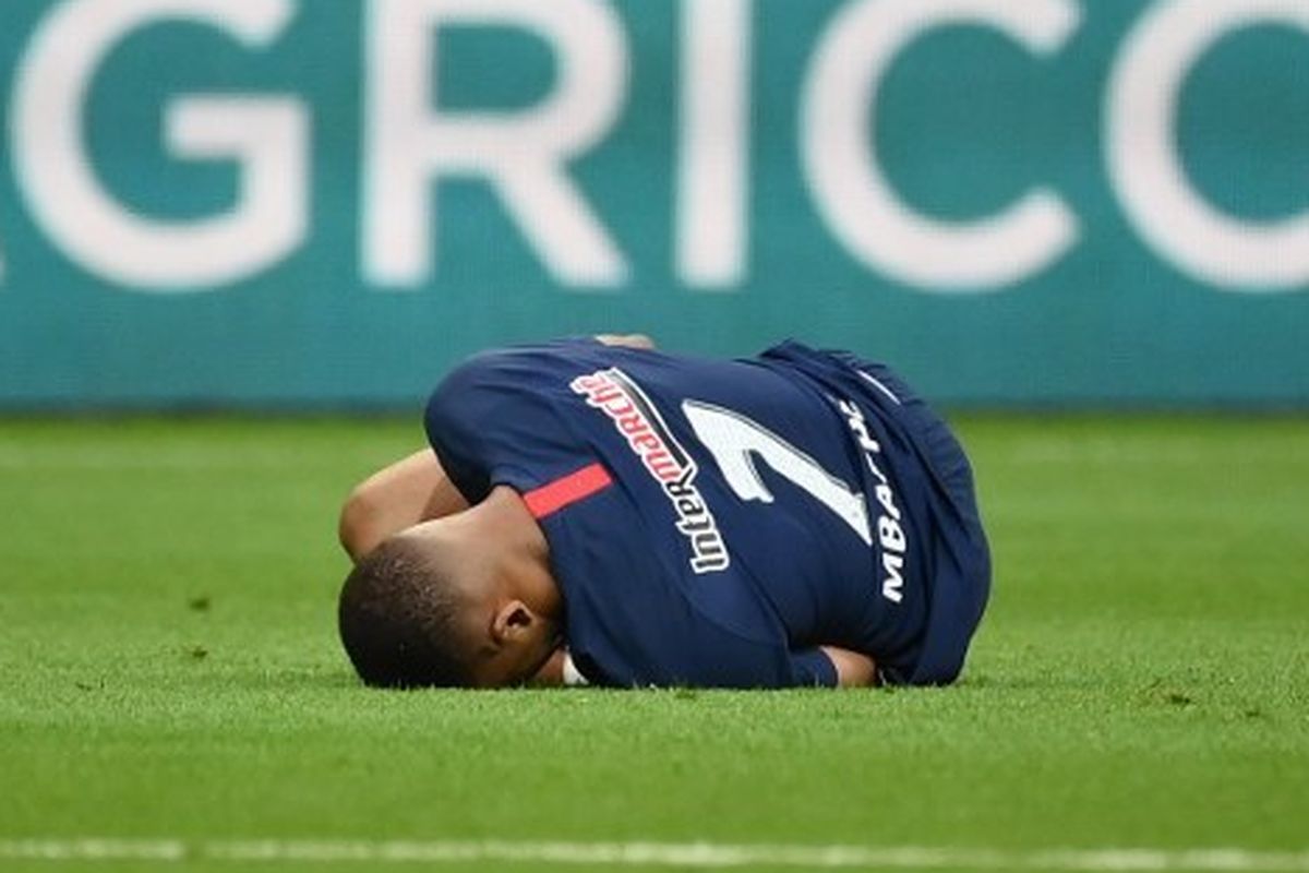 Kylian Mbappe terkapar setelah dilanggar Loic Perrin dalam laga PSG vs Saint-Etienne pada final Piala Perancis 2019-2020 yang digelar di Stadion Stade de France, Sabtu (25/7/2020) dini hari WIB.