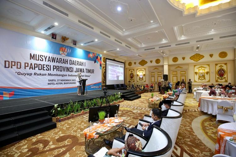 Bupati Banyuwangi Ipuk Fiestiandani memberikan sambutan dalam Musyawarah Daerah (Musda) Jawa Timur I Perkumpulan Aparatur Pemerintah Desa Seluruh Indonesia (Papdesi) di Banyuwangi, Sabtu (27/11/2021). 