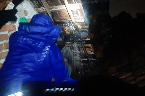 Petugas Damkar Lamongan Evakuasi Sarang Tawon Vespa dari Atap Rumah Warga