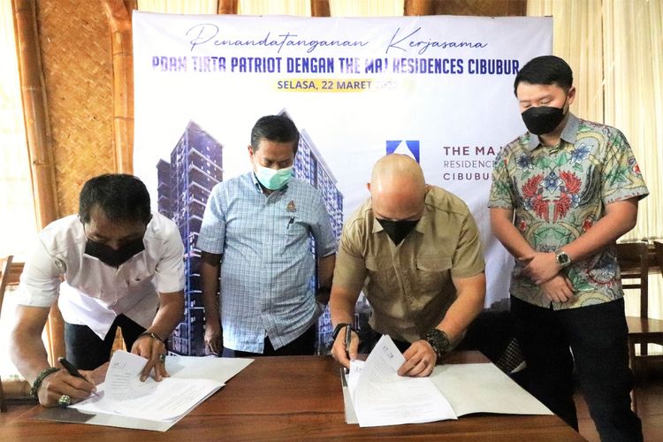 Penandatanganan perjanjian kerja sama antara PT Amarta Gemilang Indotopaz dengan PDAM Tirta Patriot Bekasi untuk penyaluran air bersih pada Selasa (22/3/2022)