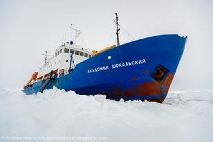 Kapal penelitian Rusia, MV Akademik Shokalskiy terjebak di lautan es Antartika sejak 24 Desember lalu. Kini kapal pemecah es milik Amerika Serikat, Polar Star, dikirim untuk membantu pembebasan kapal tersebut.