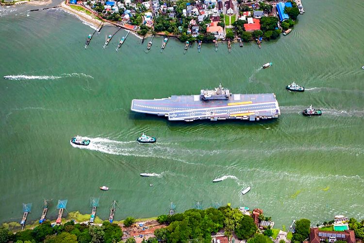 Dalam foto yang disediakan  Angkatan Laut India ini, INS Vikrant, kapal induk India pertama buatan dalam negeri, berlayar untuk uji coba laut dari Kochi, India, Kamis, 25 Agustus 2022. India pada Jumat (2/9/2022) menugaskan kapal induk buatan dalam negeri pertamanya, INS Vikrant.