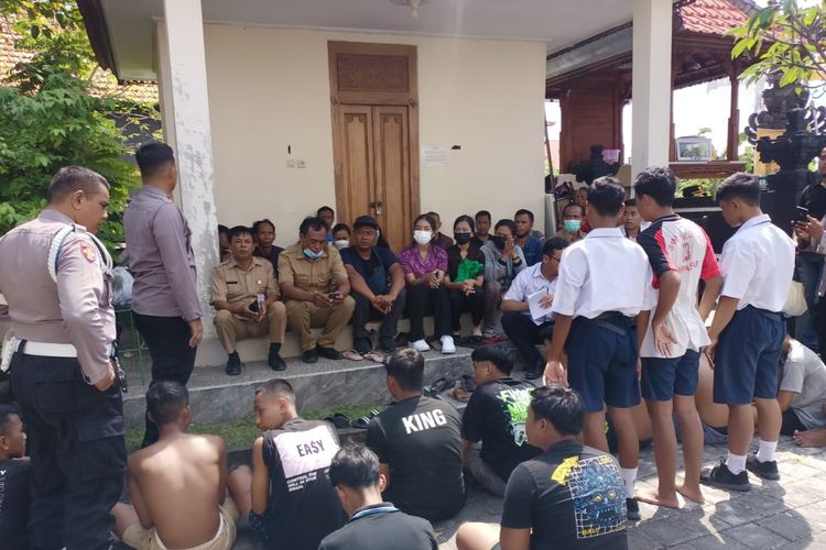 Kapolsek Denpasar Barat Kompol I Gusti Agung Made Ari Herawan saat sedang membina dua kelompok remaja yang hendak tawuran perang sarung di Jalan Gunung Talang, Denpasar, Bali. /Humas Polresta Denpasar