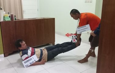 Rekonstruksi Penganiayaan Pasutri di Depok, Pelaku Aniaya Korban ...