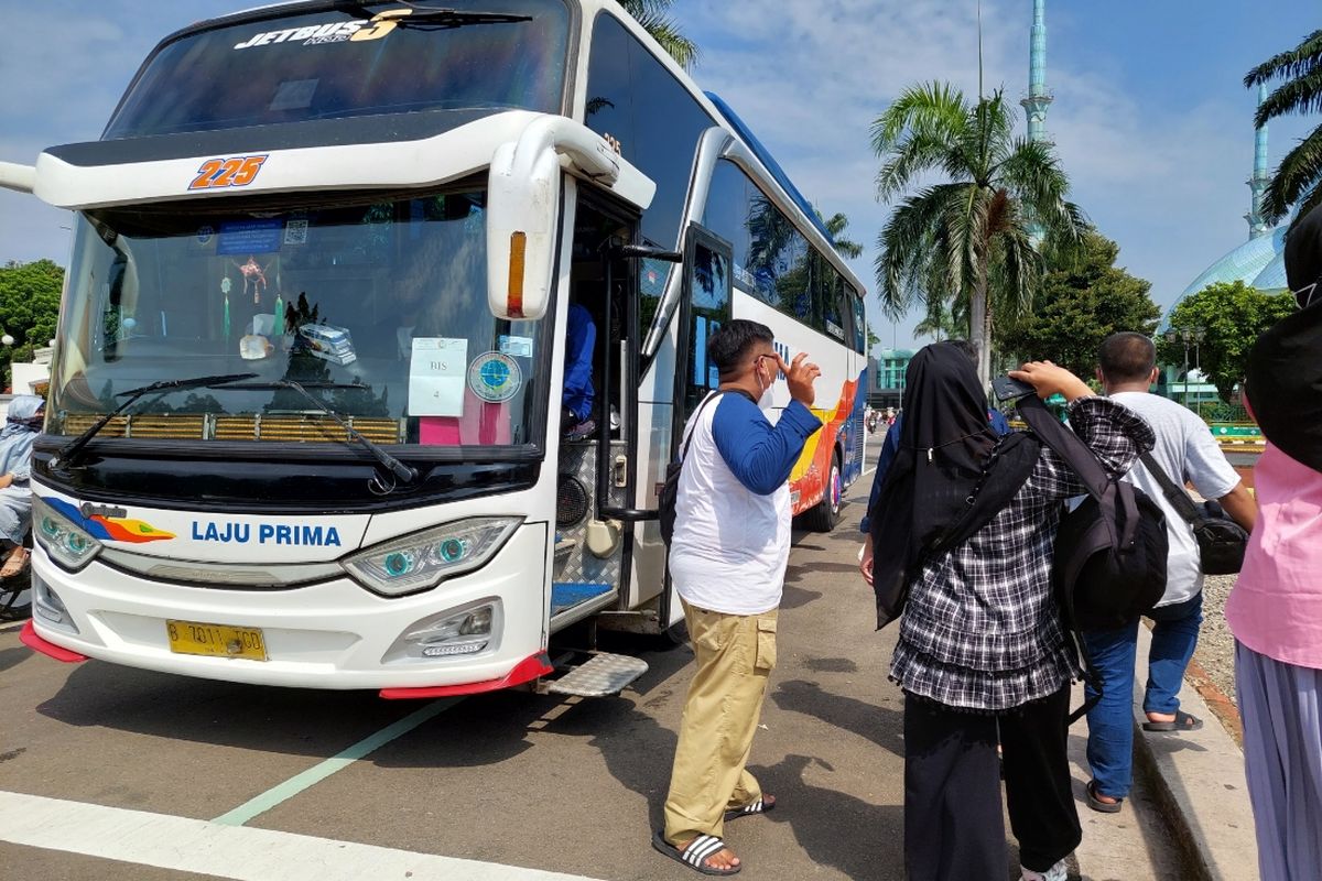 Persiapan pemberangkatan santri dari Kota Tangerang, Banten, ke Pesantren Gontor di Ngawi, Jawa Timur, dan Ponorogo, Jawa Timur pada Selasa (25/5/2021) siang.