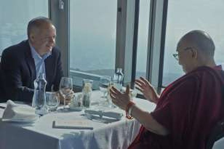 Dalai Lama (kanan) bertemu dengan Presiden Slowakia, Andrej Kiska, dalam sebuah jamuan makan siang di Bratislava, ibu kota Slowakia,16 Oktober 2016.