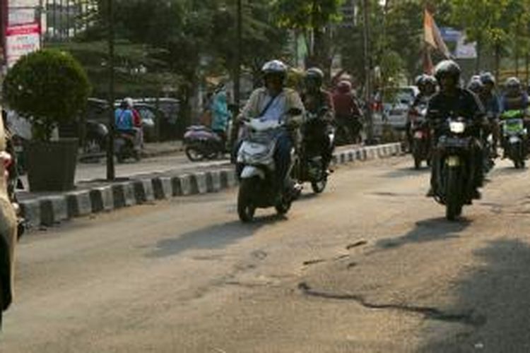 Kondisi infrastruktur di Jalan Raya Ciputat, Tangerang Selatan, Senin (3/8/2015).