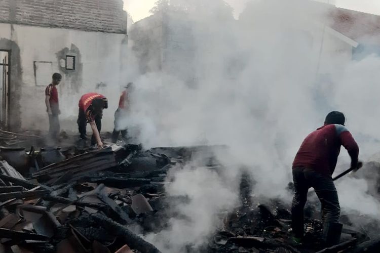 Dua rumah di Kabupaten Situbondo hangus terbakar akibat korsleting listrik pada Kamis (29/2/2024) sore.