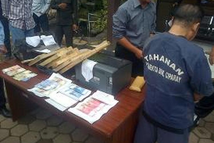 Jajaran Polsek Babakan Ciparay Kota Bandung berhasil membekuk sindikat pembuat uang palsu yang telah menjalankan aksinya selama enam bulan ke belakang di tahun 2013.
