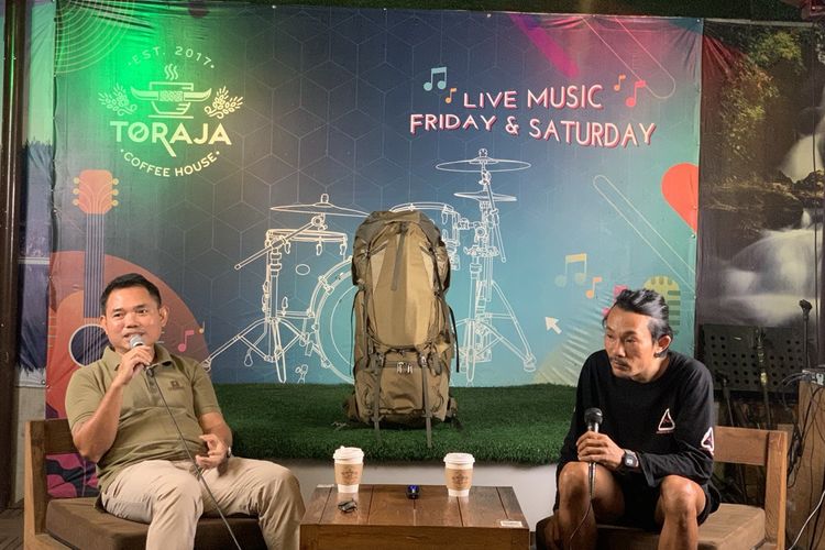 Pendiri Consina Disyon Toba dan Abd Haris Agam atau yang akrab dikenal Agam Rinjani, salah satu tim evakuasi turis Brasil, Juliana Marins, di jurang Gunung Rinjani saat acara bincang-bincang bersama Consina di Toraja Coffee House Jakarta, Sabtu (28/6/2025).