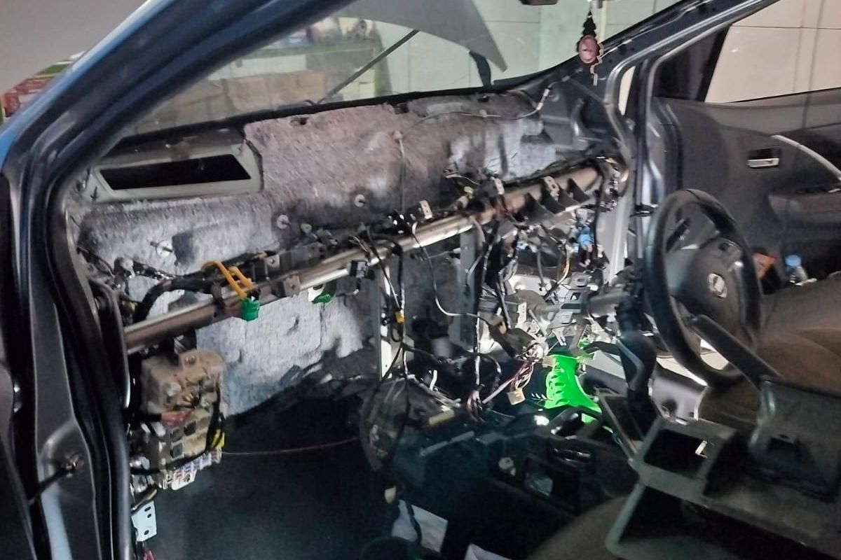 Proses pembersihan AC mobil di bengkel Srikandri AC