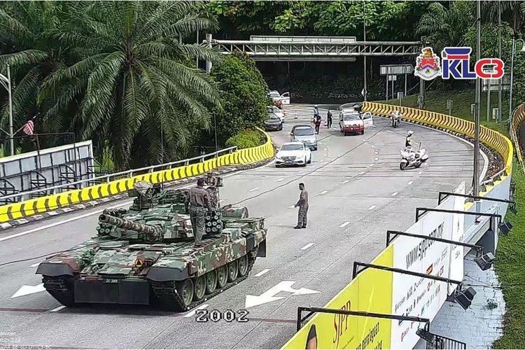 Kendaraan militer lainnya juga rusak di jalan setelah tank Malaysia menabrak dan menyebabkan kemacetan lalu lintas.