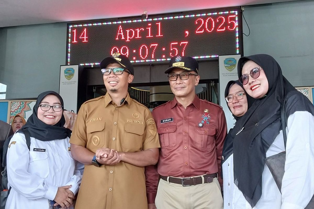Wali Kota Tasikmalaya, Viman Alfarizi Ramadhan, saat diwawancara wartawan di Kota Tasikmalaya pada April 2025.
