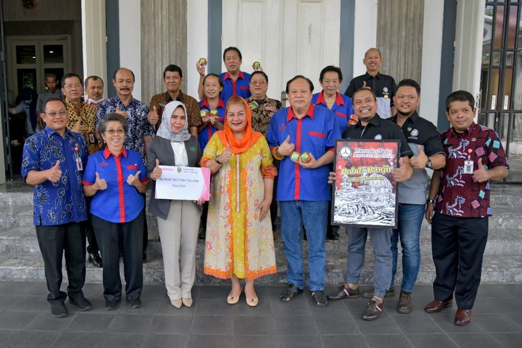 Pemerintah Kota (Pemkot) Semarang menerima bantuan penanganan korban banjir dari Yayasan Pancaka, Mercedes Benz Club Indonesia dan ZAP di Lobby Kantor Wali kota Semarang, Kamis (19/1/2023).