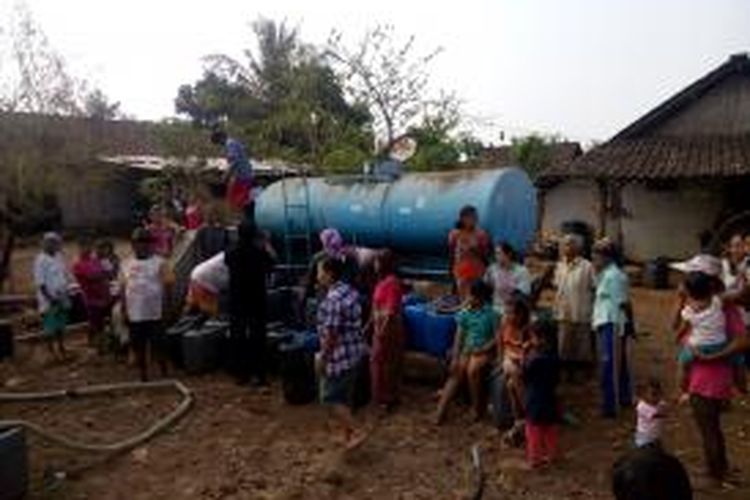 warga Dusun Kampung Tengah Desa Bangsring saat mengantri air bersih. Mereka mengalami kekeringan sejak April 2015 lalu