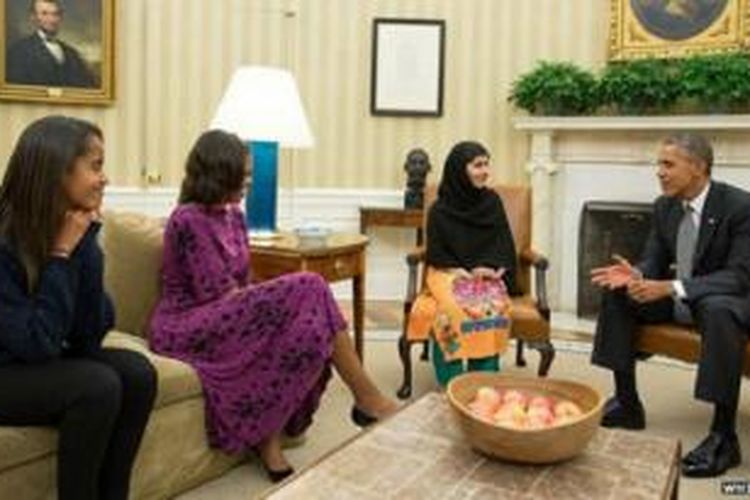 Malia Obama mendampingi kedua orang tuanya saat bertemu Malala Yousafzai.