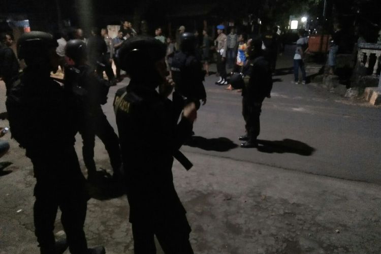 Aparat kepolisian berjaga pasca bentrokan di depan kantor Camat Mariso,  Minggu (1/7/2018) malam. 