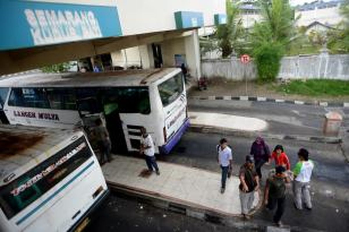 Penumpang bersiap pergi menggunakan bus dari Terminal Giwangan, Yogyakarta, Kamis (27/6/2013). Berdasarkan inspeksi yang dilakukan Dinas Perhubungan Kota Yogyakarta, kenaikan tarif angkutan pascakenaikan harga bahan bakar minyak di terminal tersebut masih dalam taraf wajar, yakni berkisar 15 persen.