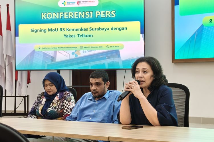Direktur Utama RS Kemenkes Surabaya, dr. Martha M.L Siahaan, SH., MARS., MH.Kes. saat memberikan konferensi pers terkait dua layanan ini menandai penguatan besar dalam fasilitas kedokteran nuklir di Jawa Timur, Rabu (3/12/2025) sore.