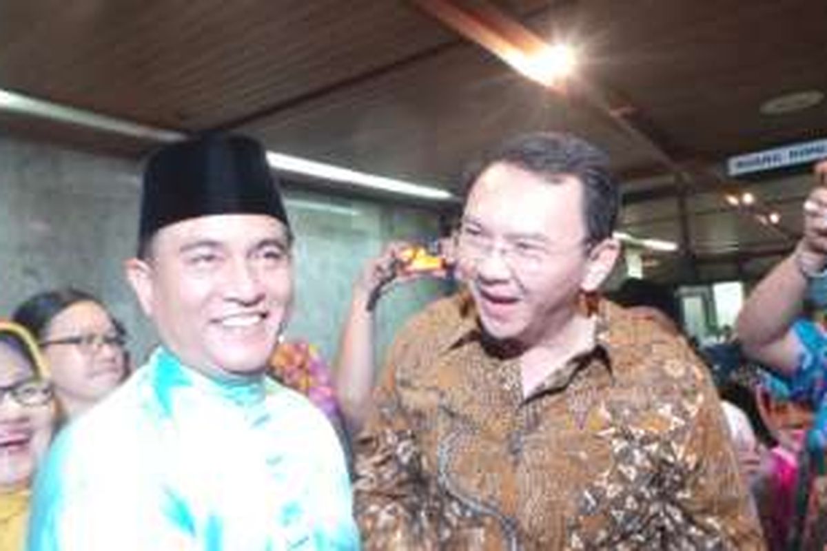 Gubernur DKI Jakarta Basuki Tjahaja Purnama atau Ahok (pakai batik) saat bertemu dengan pakar tata negara Yusril Ihza Mahendra (pakai baju biru) di halalbihalal masyarakat Belitong, di kantor Kementerian Kehutanan dan LH, Jakarta Pusat, Minggu (28/8/2016).