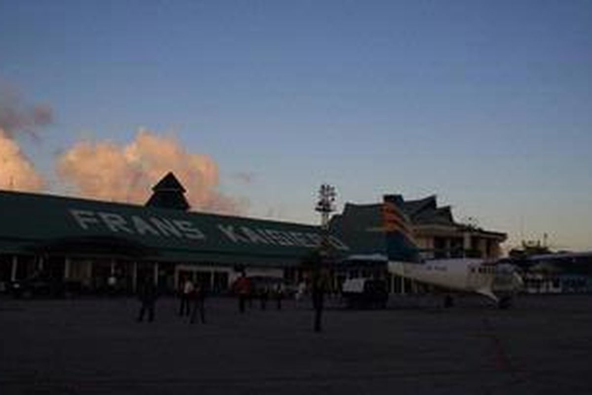 Pagi hari di Bandara Frans Kaisiepo, Kota Biak, Kabupaten Biak Numfor, Provinsi Papua. 