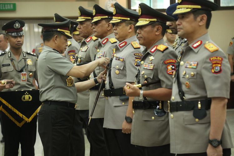 Kapolri Jenderal Pol Tito Karnavian (kiri) menyematkan pin kepada Kapolda Riau, Irjen Pol Agung Setya saat upacara sertijab di Mabes Polri, Jakarta, Senin (30/9/2019). Kapolri melantik tiga pejabat Polri yakni Irjen Pol Paulus Waterpauw menjadi Kapolda Papua, Irjen Pol Agung Setya sebagai Kapolda Riau dan Brigjen Pol Merdisyam sebagai Kapolda Sultra. ANTARA FOTO/ Cyntia Octa/RN/aww.