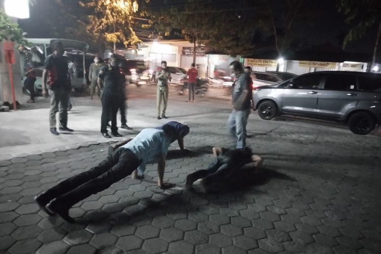 Hukuman push up bagi warga yang nekat tidak memakai masker di Kota Semarang.