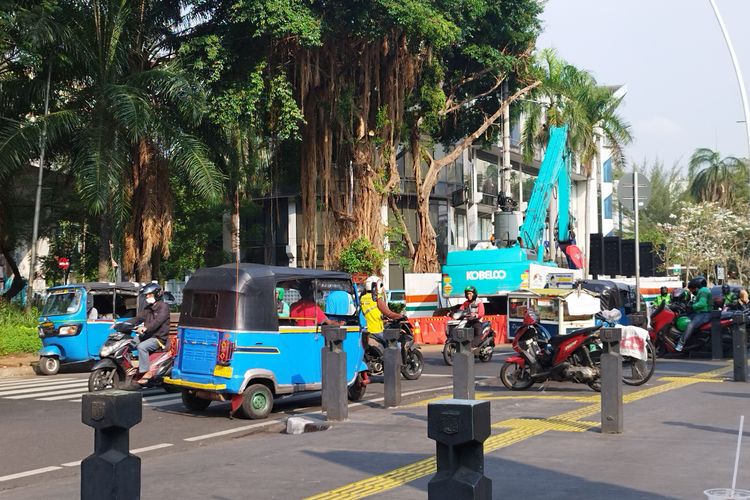 Kondisi arus lalu lintas yang semrawut di Jalan Pegangsaan Timur, Menteng, Jakarta Pusat, Selasa (14/11/2023). (KOMPAS.com/XENA OLIVIA)