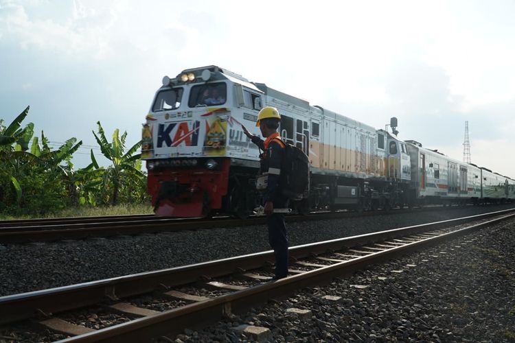 118 Petugas KAI Daop 4 Jalan Kaki 7 Km Setiap Hari demi Perjalanan Kereta Aman