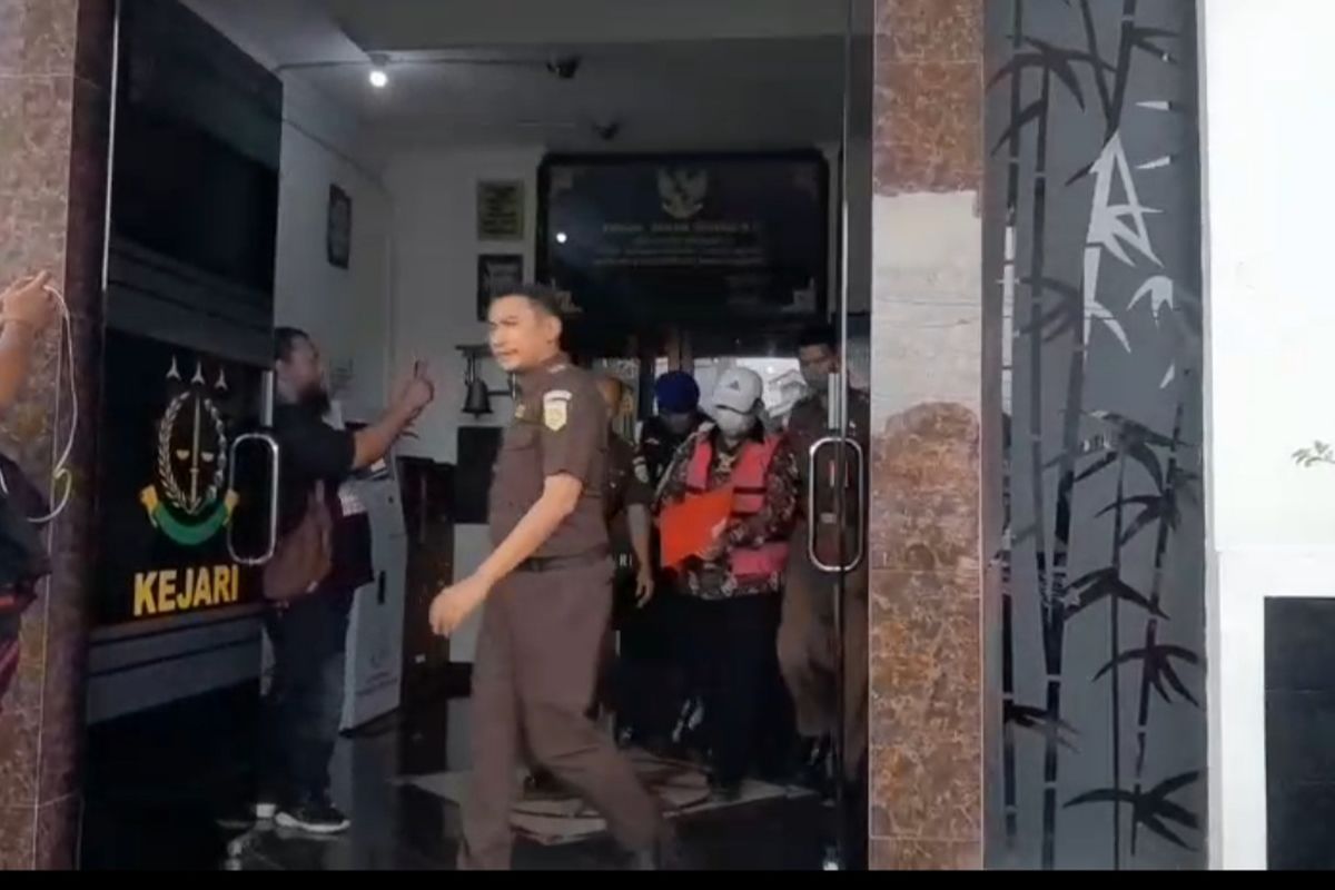 DITAHAN-- Penyidik Kejaksaan Negeri Ngawi menahan Ketua Komisi II DPRD Ngawi, Winarto, Senin (26/5/2025).  Politisi Partai Golkar itu ditahan setelah ditetapkan sebagai tersangka kasus dugaan korupsi gratifikasi dan manipulasi pajak daerah pengadaan lahan pabrik mainan PT GFT Indonesia Investment.