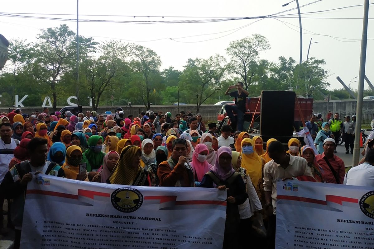 Gabungan guru dan tenaga kerja kontrak Kota Bekasi mendemo Wali Kota Bekasi Rahmat Effendi ihwal desas-desus pemangkasan gaji mereka pada 2020, Jumat (29/11/2019).
