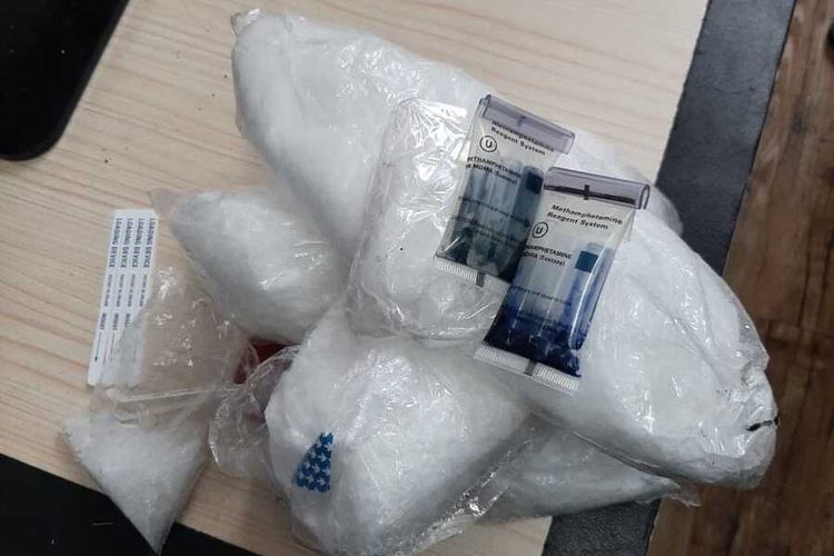 Barang bukti sabu-sabu sebanyak 2.04 kilogram yang diamankan dari 2 pria asal Sumatera Selatan saat akan terbang ke Jakarta dari Bandara Kualanamu.