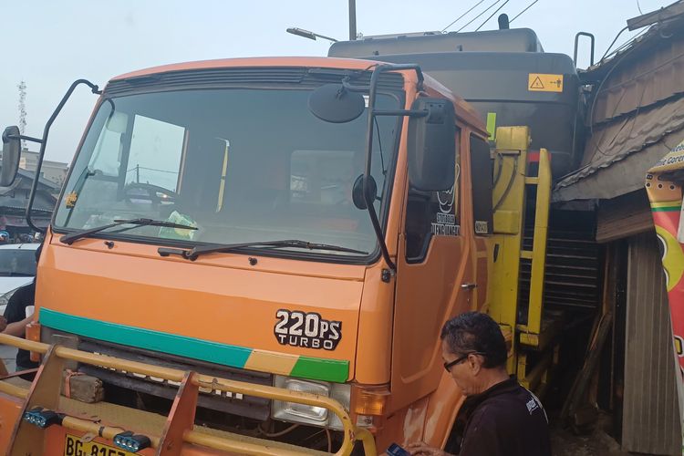 Truk Pengangkut Ekskavator Tabrak Rumah Makan Padang di Bekasi, Diduga Tak Kuat Menanjak
