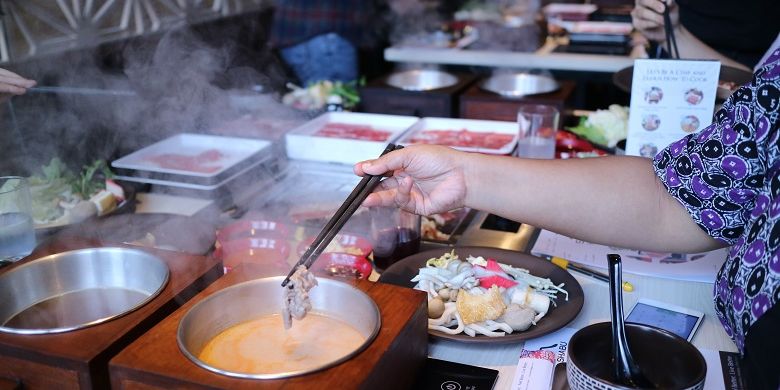 Seorang pengunjung tengah menikmati kuliner ala Jepang, Shabu-Shabu di Restoran Shabu Hachi, Bogor, Jawa Barat, Rabu (6/4/2017). Shabu Hachi yang membuka cabang terbarunya di Jalan Padjajaran No 75, Baranangsiang, Bogor Timur, Jawa Barat.