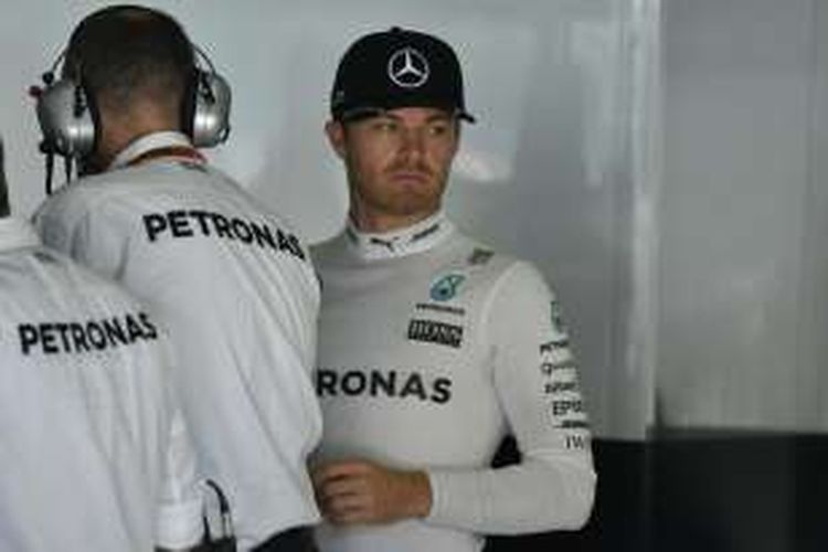 Pebalap Mercedes asal Jerman, Nico Rosberg, menunggu di garasi bersama timnya jelang sesi latihan pertama GP Malaysia di Sirkuit Sepang, Jumat (30/9/2016).