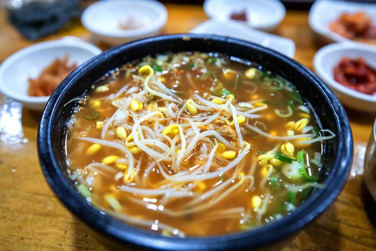 Saat mengunjungi Desa Jeonju, kamu akan menemukan Kongnamul gukbap yang merupakan hidangan autentik Korea Selatan 