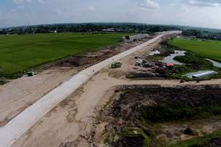 Pembangunan ruas jalan tol Solo-Sragen, Jawa Tengah, difoto dari udara, Minggu (26/6/2016). Ruas yang merupakan bagian dari Tol Trans-Jawa itu rencananya akan dibuka sementara untuk alternatif jalur mudik mulai H-7 Lebaran.