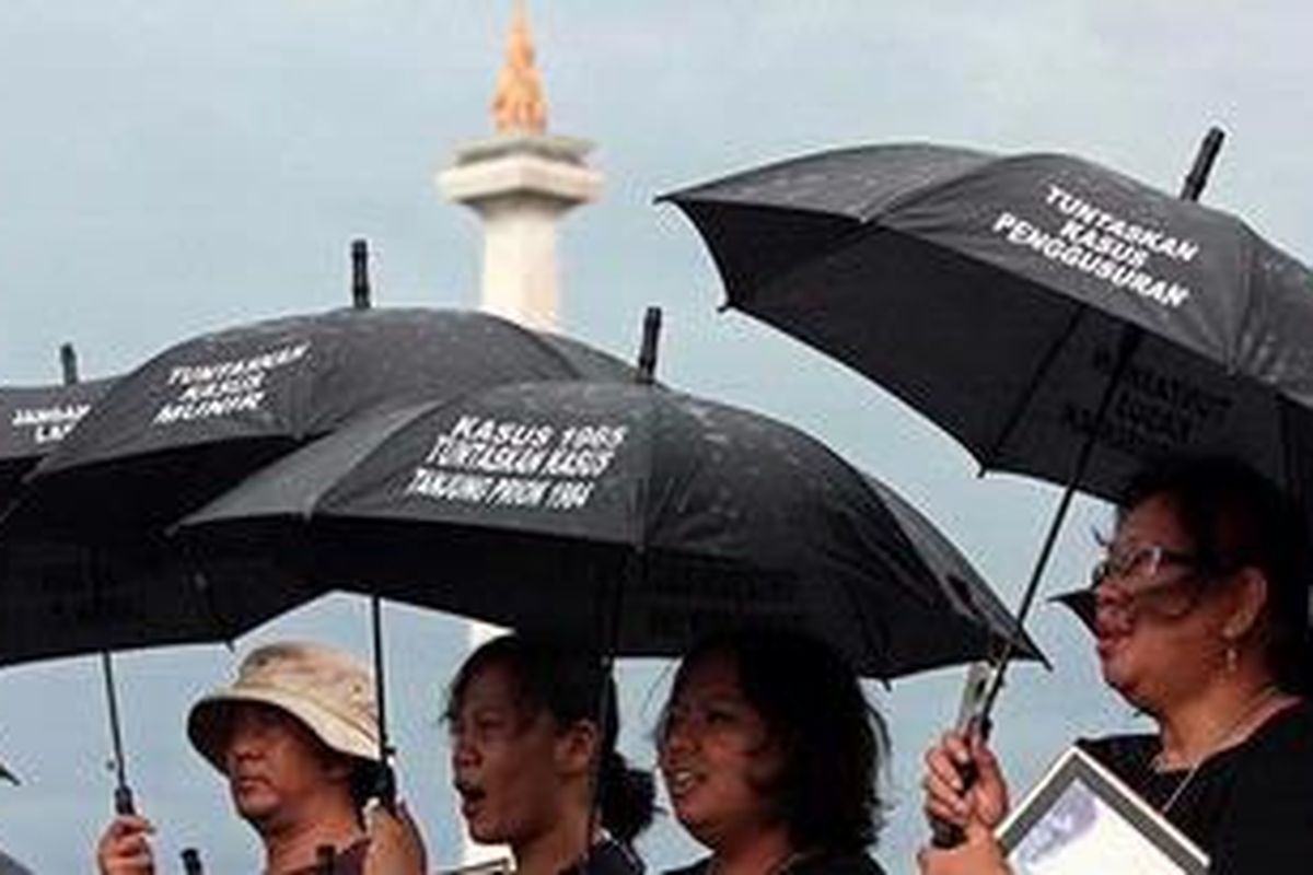 Puluhan aktivis HAM, korban, dan keluarga korban pelanggaran HAM berunjukrasa di depan Istana Merdeka, Jakarta Pusat, Kamis (24/3/2011). Aksi yang mereka sebut Kamisan ini menuntut pemerintah menyelesaikan kasus-kasus pelanggaran HAM di masa lalu. 